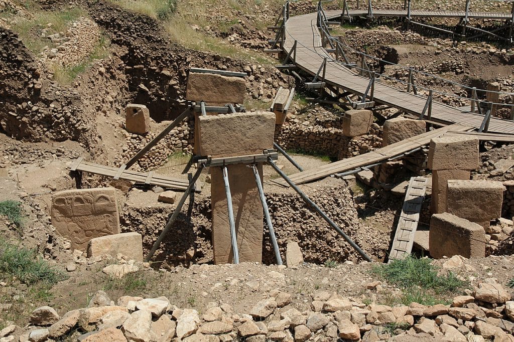 Göbekli Tepe pierres taillés en "T" Göbekli Tepe pierres taillés en "T"