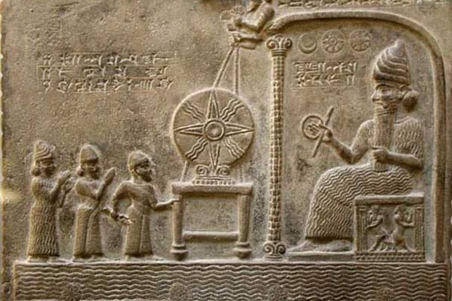 tablette sumérienne avec un Dieu plus grand que les hommes tablette sumérienne avec un Dieu plus grand que les hommes