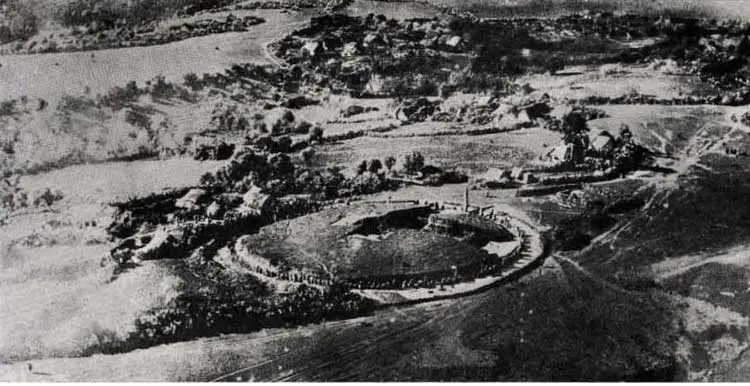Cromlech-M_zora-vue-aerienne Vue aérienne en noir et blanc du cromlech de Mzora avec ses alignements de pierres circulaires.