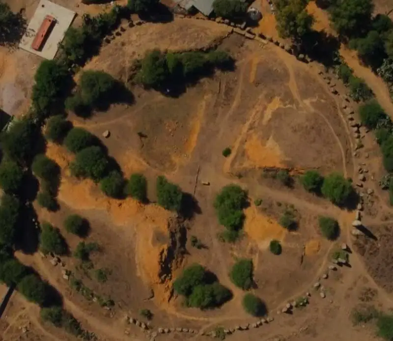 cercle-pierre-Mzora Vue aérienne du cromlech de Mzora au Maroc montrant un cercle de pierres disposées autour d'un monticule central