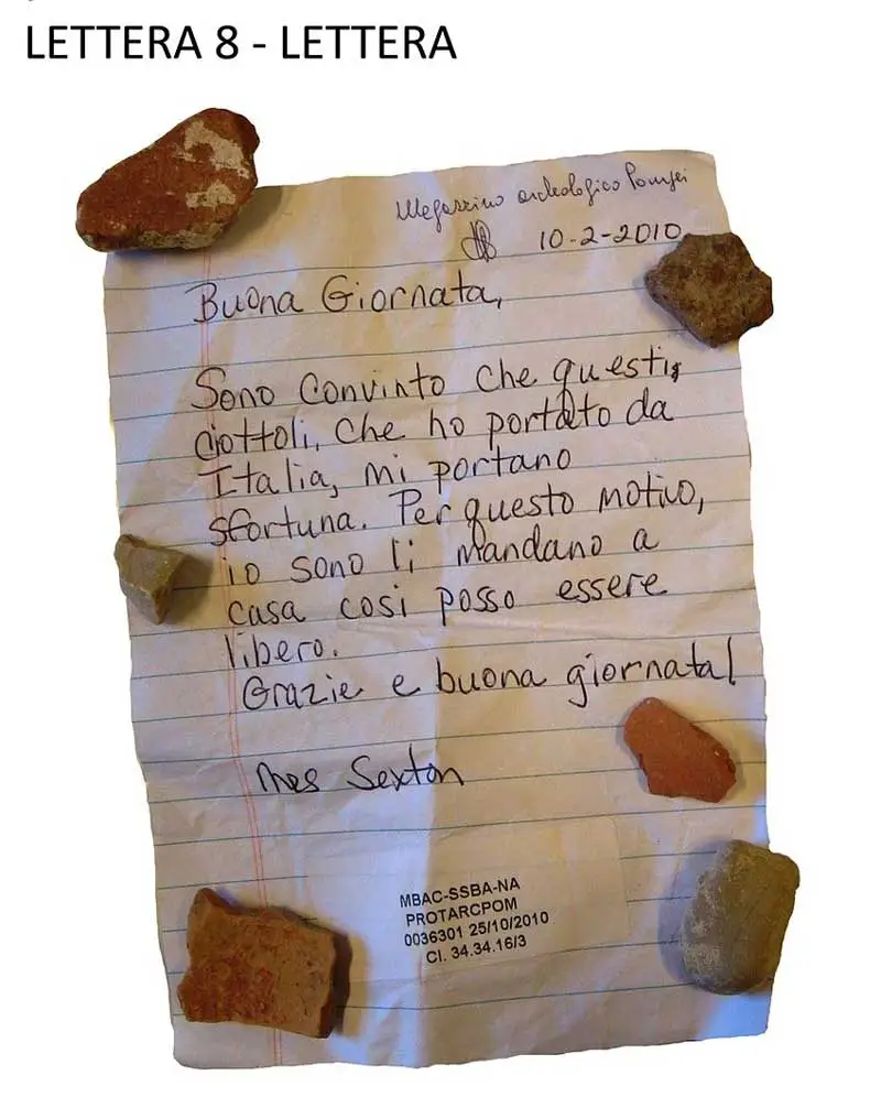 Femme écrivant une lettre pour expliquer le retour de cailloux volés, croyant qu'ils portent malheur.