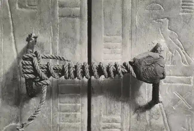 Image de la porte scellée de l'entrée du tombeau de Toutankhamon.