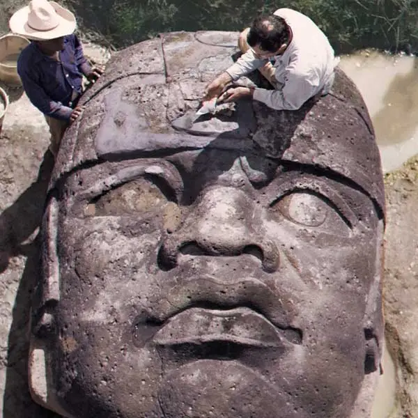 tete-olmeque-enfouie2 Photo historique prise lors de la découverte d'une représentation d'une Tête géante Olmèque en 1946