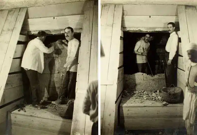 Howard Carter en train de percer le mur de l'antichambre du tombeau de Toutankhamon.